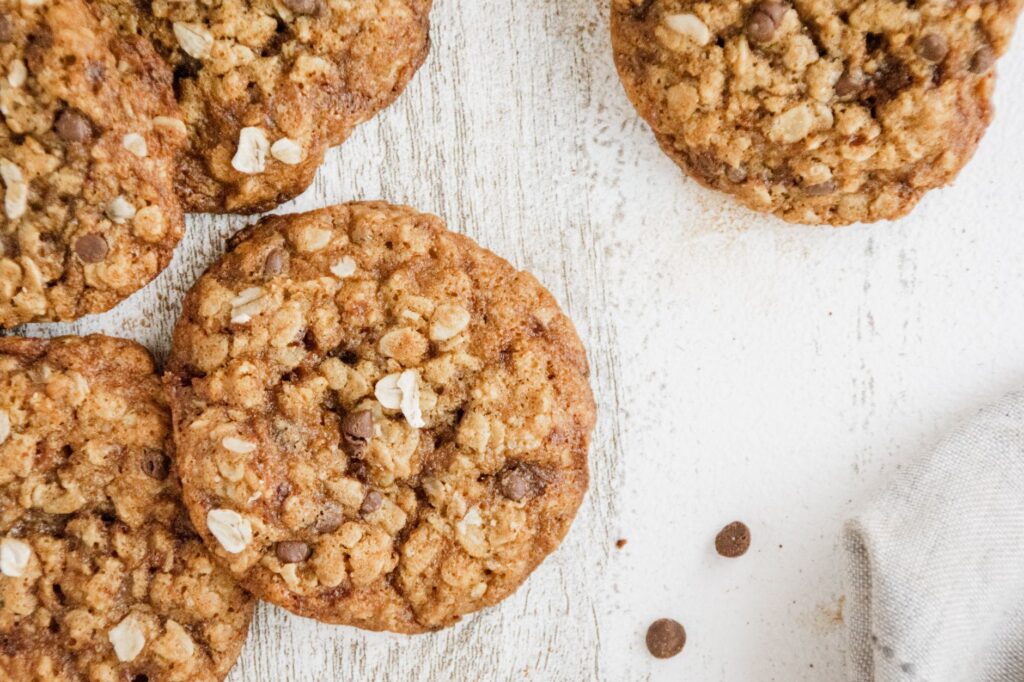 Gros plan sur des biscuits maison à l'avoine et aux pépites de chocolat sur une table en bois rustique. Parfait pour les blogs culinaires.