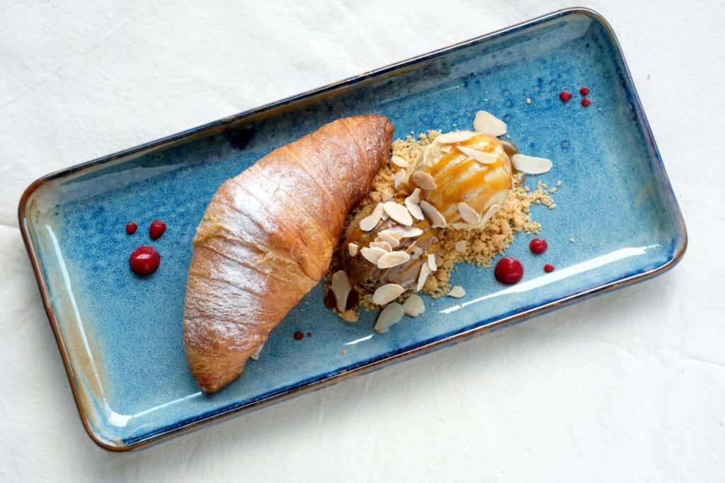 Croissant gastronomique avec de la glace servi sur une assiette en céramique bleue, Kuala Lumpur.