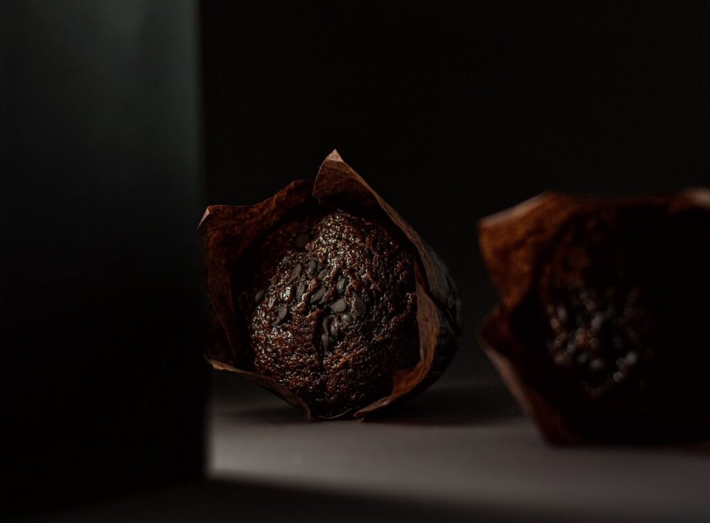 Gros plan artistique de riches muffins au chocolat, parfaits pour les amateurs de desserts.