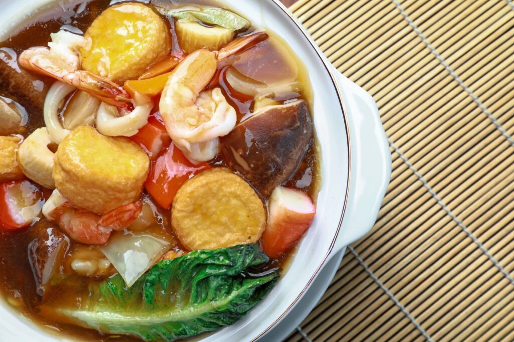 Potage de fruits de mer et légumes vibrant avec crevettes, tofu et bouillon.