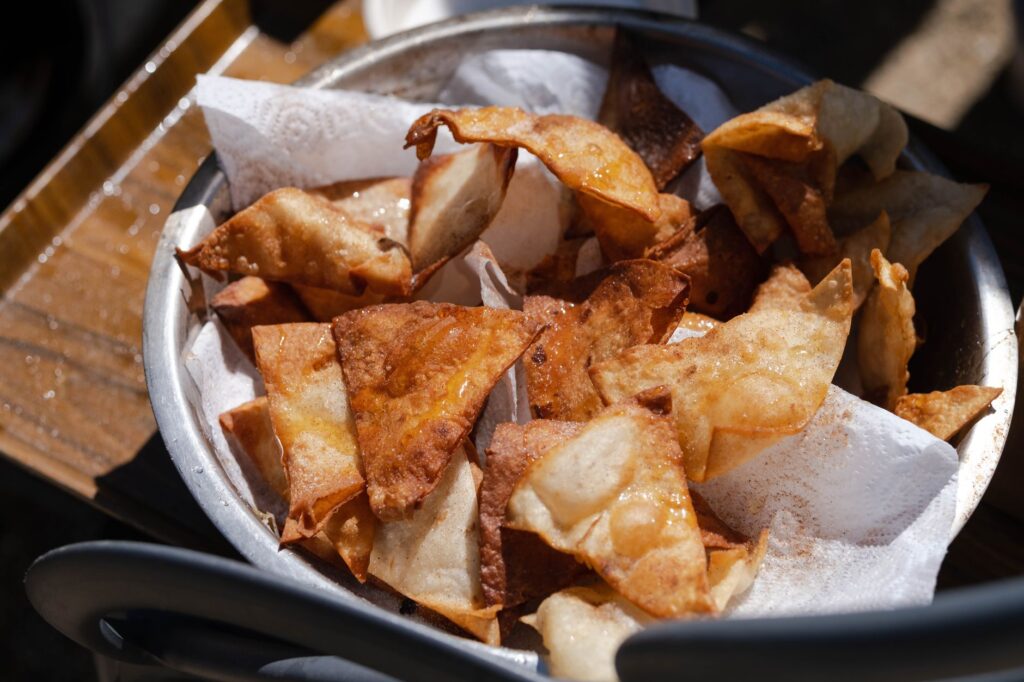 Délicieux nachos frits croustillants dans un bol en métal, parfaits comme en-cas.