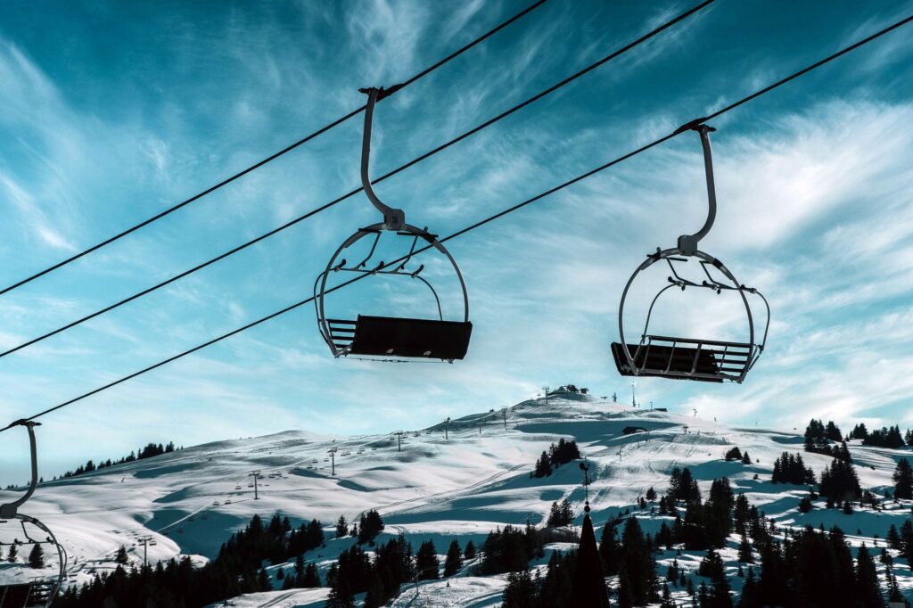 Vue pittoresque d'un télésiège contre des montagnes enneigées à Hauteluce, France, capturant la beauté de l'hiver.