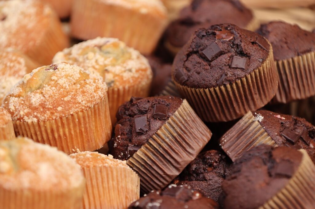 Gros plan séduisant de gâteaux cupcakes au chocolat et à la vanille montrant leur texture et leurs ingrédients.