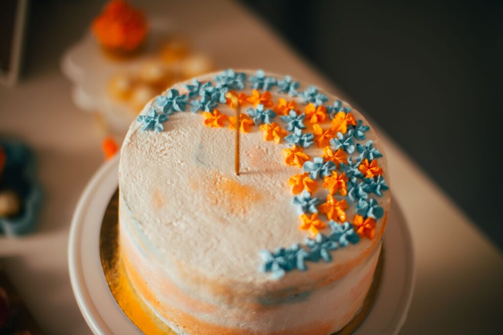 Gros plan d'un gâteau décoré avec des motifs floraux colorés, parfait pour les célébrations.