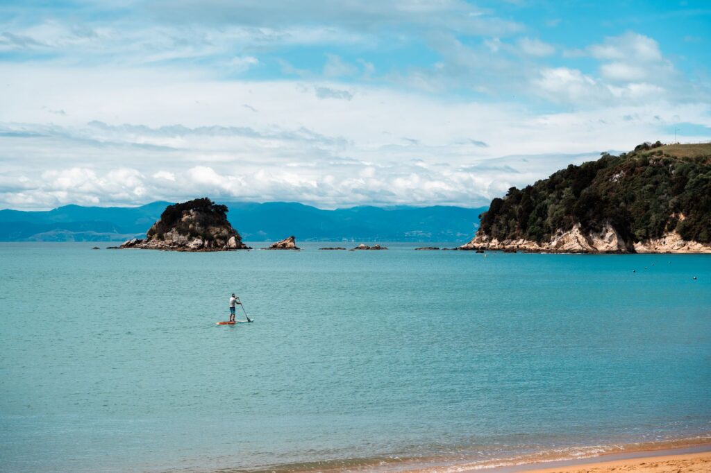 Scène de paddle tranquille à la plage de Kaiteriteri, Tasman, Nouvelle-Zélande.