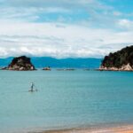 Scène de paddle tranquille à la plage de Kaiteriteri, Tasman, Nouvelle-Zélande.
