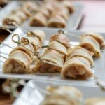 Amuse-bouches roulés délicatement sur des brochettes, parfaits pour les événements.