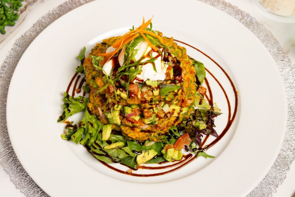 Délicieuse salade d'avocat avec des beignets de courgettes, parfaite pour un régime gourmet.