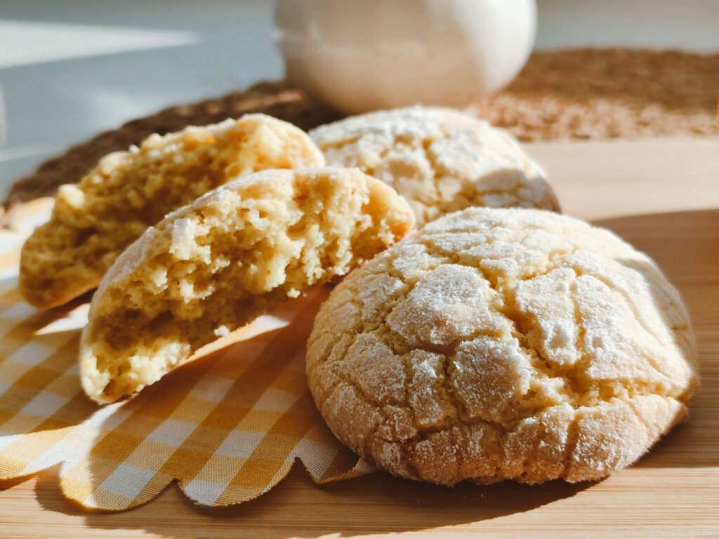 Gros plan chaleureux et accueillant de biscuits au sucre fraîchement cuits, parfaits pour l'inspiration dessert.