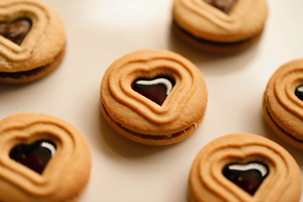 Délicieux biscuits en forme de cœur avec de la confiture. Parfait pour les friandises et les thèmes de pâtisserie.