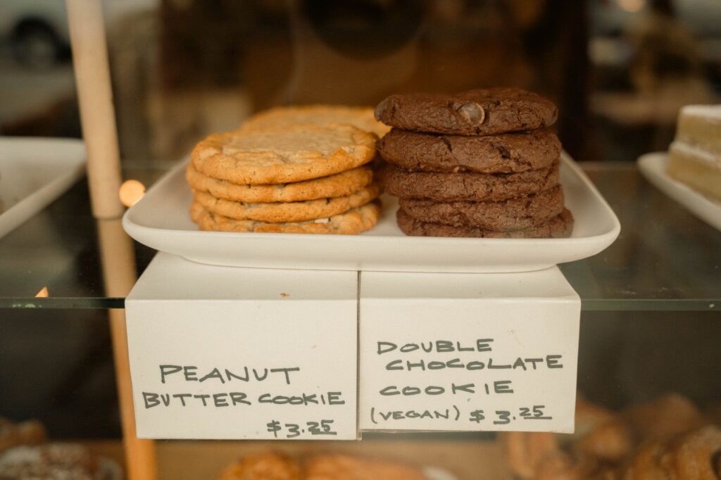 Présentoir de biscuits au beurre de cacahuète et au chocolat végétalien dans une boulangerie.