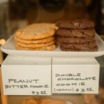 Présentoir de biscuits au beurre de cacahuète et au chocolat végétalien dans une boulangerie.