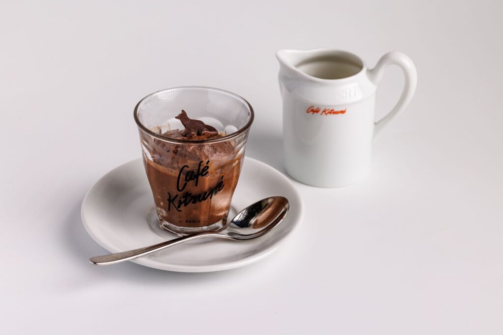 Mise en place de dessert élégant et crème au Café Kitsuné, parfaite pour les amateurs de gastronomie.
