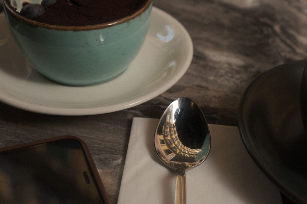 Cuillère réfléchissante et dessert sur la table, capturant l'ambiance du café à Istanbul, en Turquie.