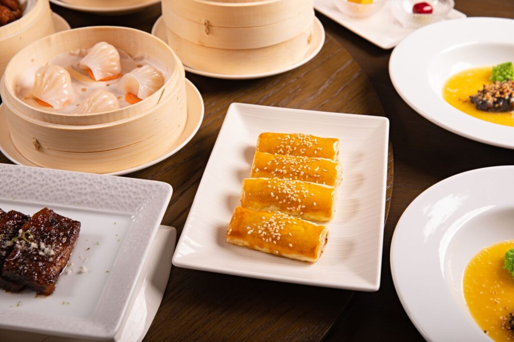 Vue du dessus de plats de dim sum élégants, mettant en valeur variété et sophistication.