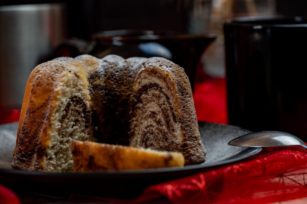 Gros plan d'un gâteau bundt marbré fait maison, parfait pour les desserts festifs et les moments sucrés.