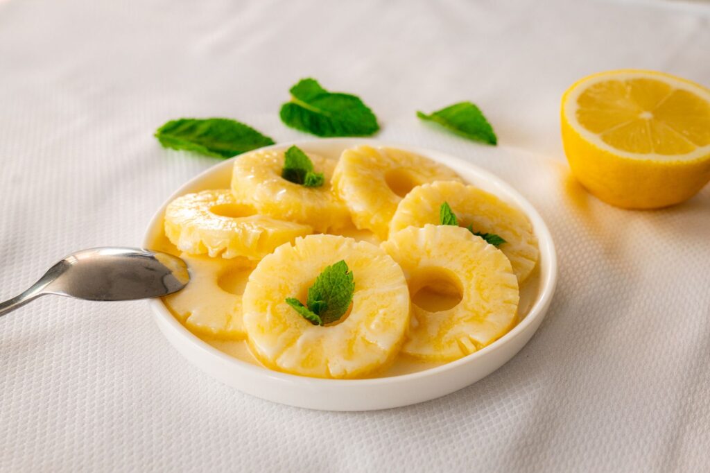 De délicieuses tranches d'ananas garnies de menthe fraîche et de citron, offrant une option de dessert rafraîchissante à Paris.