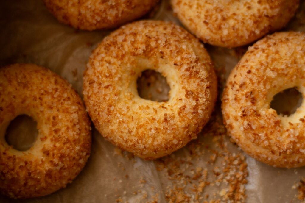 Un gros plan de délicieux beignets sucrés fraîchement cuits, parfaits pour le petit-déjeuner ou le dessert.
