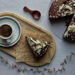 Délicieux gâteau au chocolat avec des copeaux de chocolat blanc et du café, parfait pour les moments cosy.