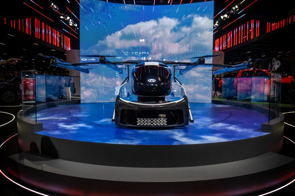 Exposition de voitures volantes lors d'un salon automobile à São Paulo, présentant l'innovation dans les technologies de transport.