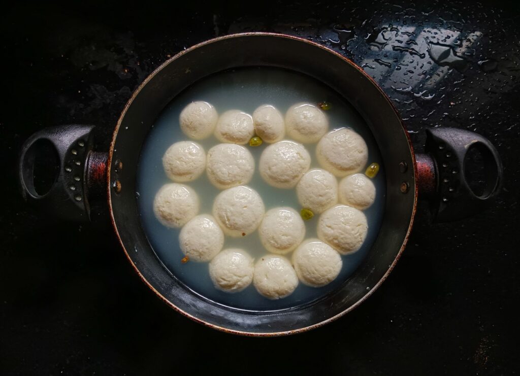 Vue aérienne de la cuisson de rasgullas, des douceurs indiennes traditionnelles, dans du sirop.