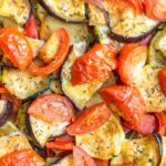Gros plan sur une ratatouille fraîche et appétissante aux tomates, aubergines et épices.