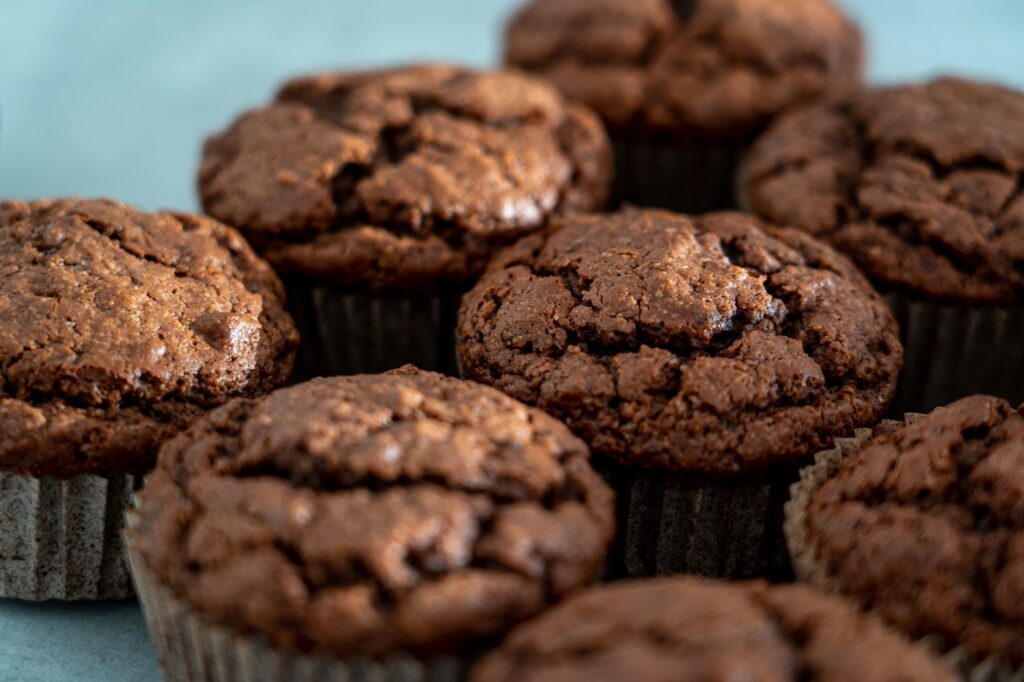 Délicieux muffins au chocolat faits maison, parfaits pour le petit-déjeuner ou une collation sucrée.