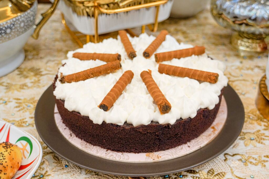 Un délicieux gâteau au chocolat garni de crème et de bâtonnets de gaufrette, parfait pour les fêtes.