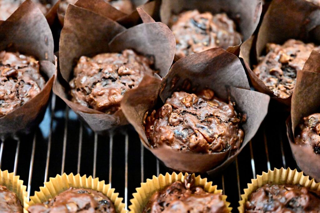 Délicieux muffins au chocolat faits maison qui refroidissent sur une grille, parfaits pour une douce gourmandise.