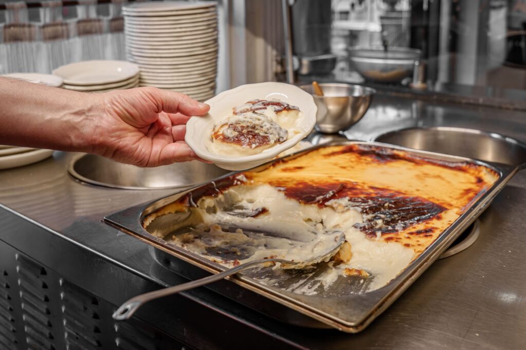Servir du kazandibi, un dessert turc populaire, fraîchement préparé à Bursa, en Turquie.
