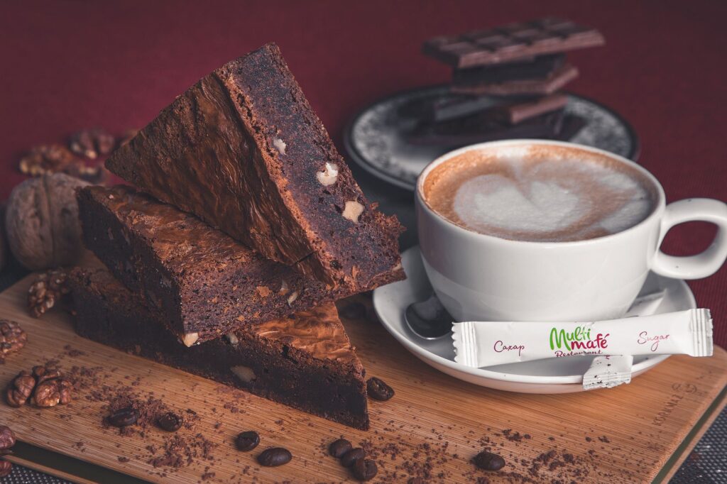 Profitez de ce duo réconfortant de brownie au chocolat et de cappuccino, parfait pour les moments de détente.