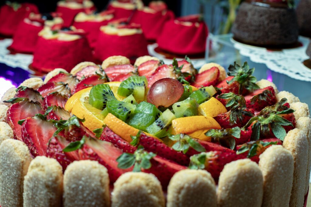 Délicieux gâteau charlotte orné de fruits frais, mettant en valeur des couleurs vives et parfait pour les amateurs de desserts.