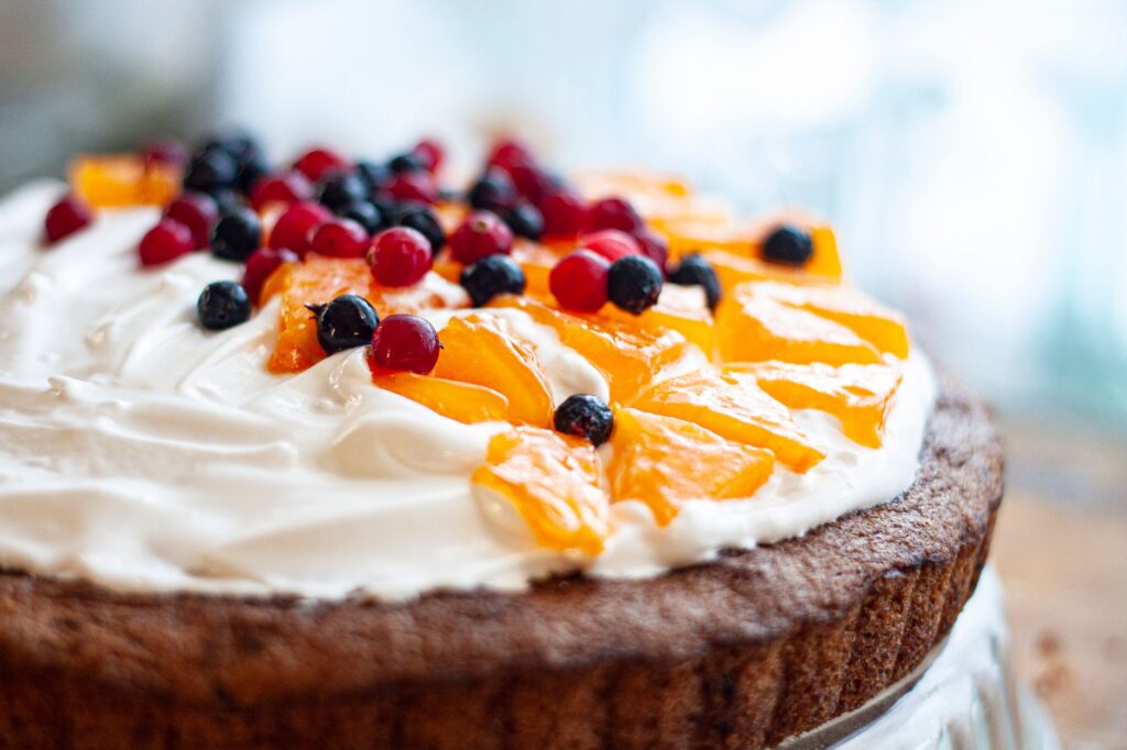 Délicieux gâteau au chocolat fait maison garni de crème onctueuse, de fruits frais et de baies.