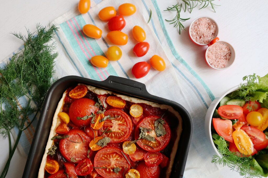 Tarte aux tomates vibrantes avec une salade fraîche, parfaite pour un repas sain.