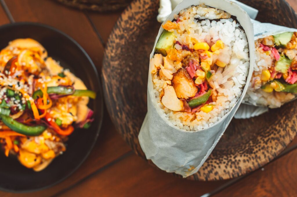 Délicieux sushirrito rempli de légumes frais et de riz, parfait pour une expérience culinaire fusion.