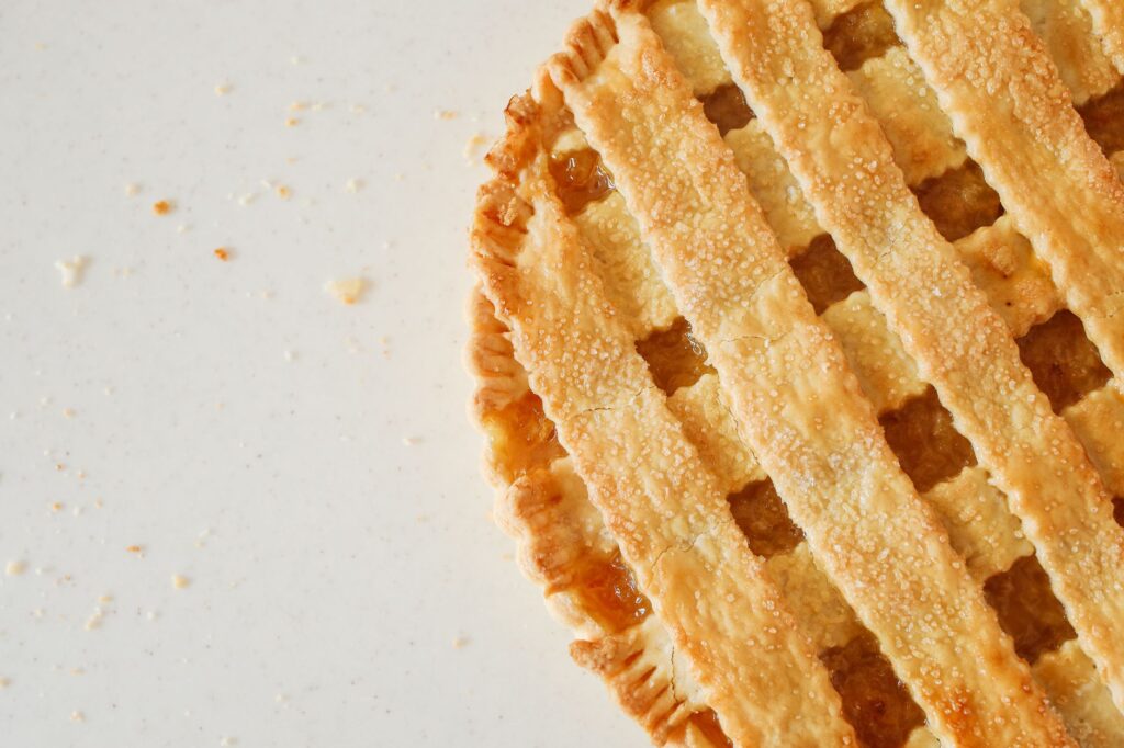 Gros plan appétissant d'une tarte aux pommes faite maison en treillis, parfaite pour l'inspiration dessert.