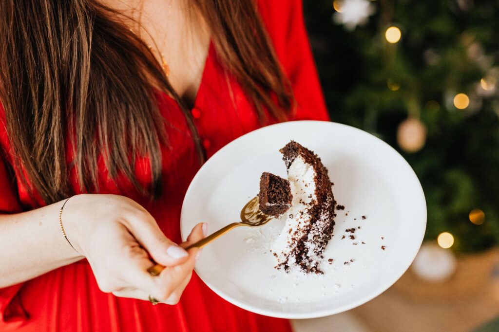 Gros plan sur une délicieuse part de gâteau au chocolat sur une assiette blanche, parfaite pour les amateurs de desserts.