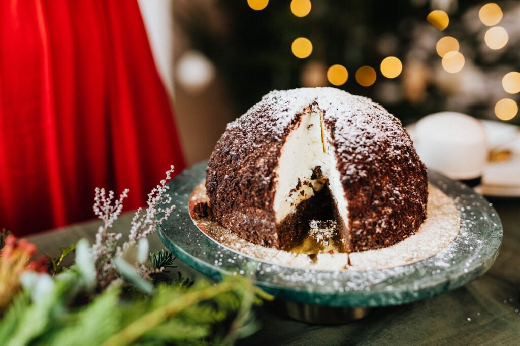 Un délicieux gâteau au chocolat saupoudré de sucre glace, parfait pour les rassemblements festifs.
