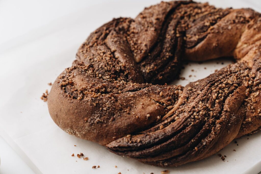 Gros plan sur un babka au chocolat fraîchement cuit avec une surface riche et texturée.