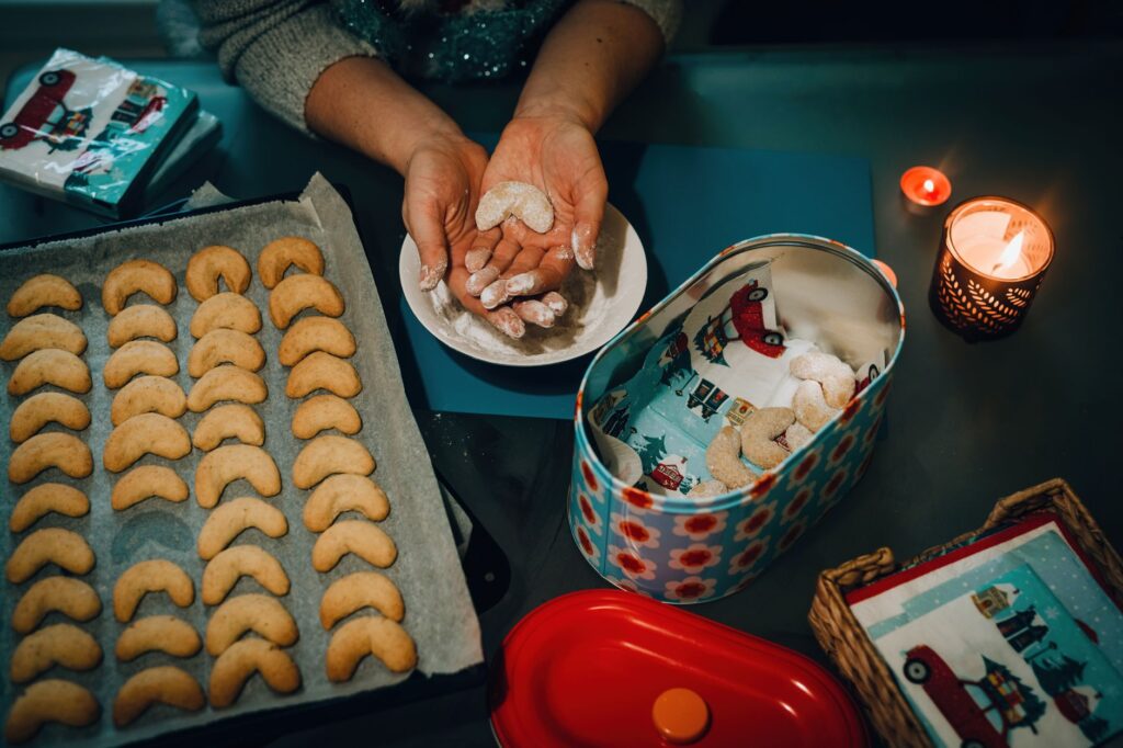 Des cookies en croissant fraîchement cuits préparés dans une ambiance chaleureuse de Noël.