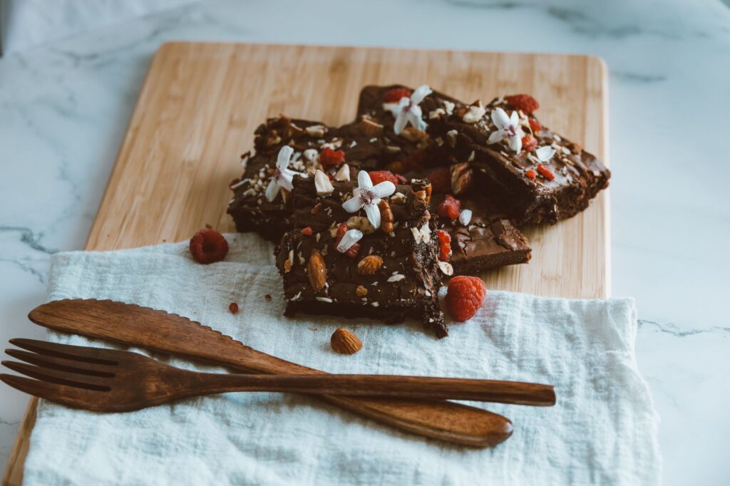Satisfaites vos envies sucrées avec des brownies au chocolat riches garnis d'amandes et de framboises.