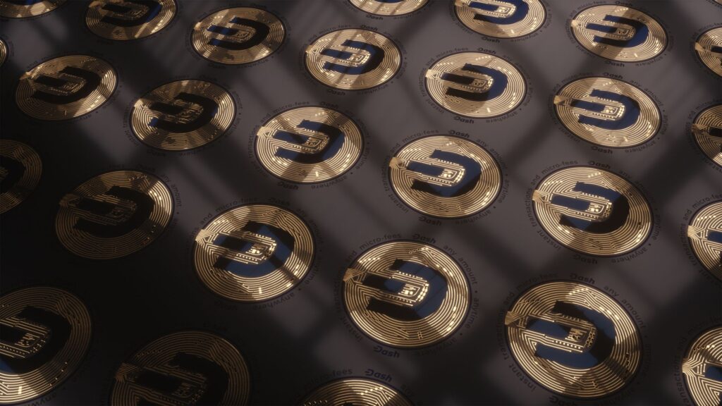 Vue en gros plan de pièces de cryptomonnaie Dash arrangées en motif avec un éclairage dramatique.