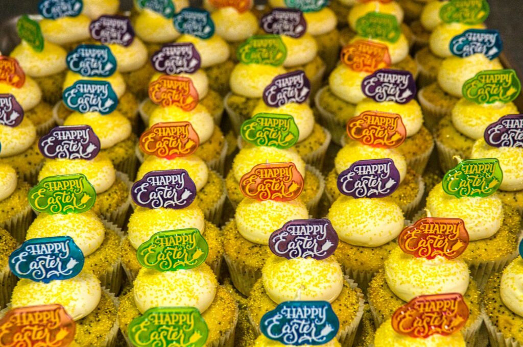 Affichage vibrant de cupcakes sur le thème de Pâques avec des décorations festives. Parfait pour les célébrations festives.