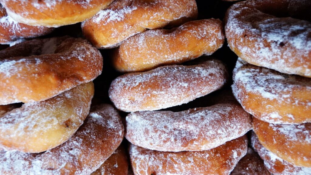 Gros plan de beignets glacés traditionnels malaisien empilés fraîchement cuits à Kota Kinabalu.