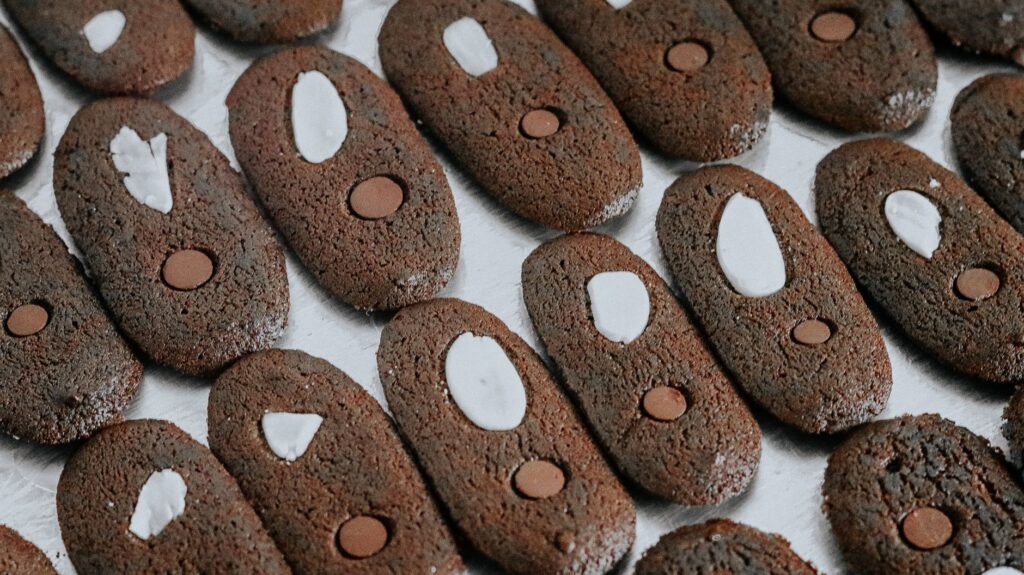 Gros plan de biscuits au chocolat garnis d'amandes et de pépites de chocolat, parfaits pour un doux régal.
